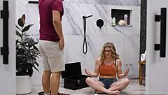 โอ้แม่เลี้ยง ให้ฉันช่วยถอดเสื้อเธอหน่อย?