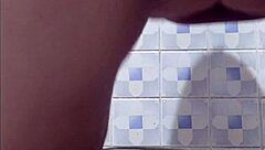 madura captada en baño público