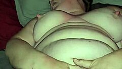 Milf's ass shakes as she gets her bean flicked until hard cum