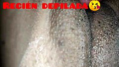 lamiendo culo y vagina de mi esposa ecuatoriana culona en cuatro.