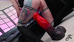 Вставила огромный дилдо и не могла остановиться скакать на нем