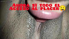 lamiendo culo y vagina de mi esposa ecuatoriana culona en cuatro.