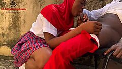 Scolaretta arrapata seduce anziano con cazzo nero gigante