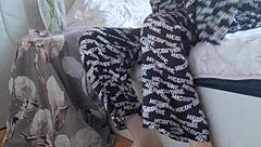 Elza Kom vo nylonových pančuchách fetiš s čuchaním nohavičiek v spálni