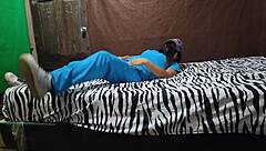 Mi madrastra,sexy enfermera, espera en cama antes deiciar