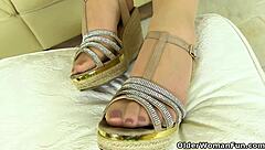 Mature cougar toni lace talks dirty in nylon leggings