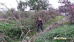 自然の中で可愛い女の子のおしっこを見る