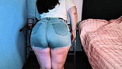 Wow! Cute thick girl twerks and gets doggystyle pounded in bedroom!