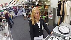 Amateur's Juicy Hairless Pussy Gets Pawned