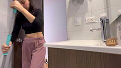 La Empleada de Mi Esposo Me Toca en el Baño y en la Noche Me Pega Su Culo de Lesbiana Rica Cuando Mi Marido No Esta