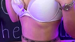 Сиси в нейлоне в клубе, показывает свои колготки. Хочешь больше?