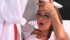 Горещи медицински сестри съблазняват пациент по време на преглед в болницата