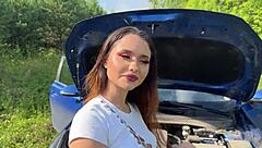 Bitch Helps With Dick In Car