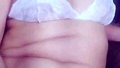 gostosa magrinha do cabelo curto tirou leitinho do moreno