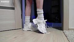 ขาเนียนใส่รองเท้าผ้าใบรอเธอในห้องอาบน้ำ