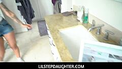 Seksi April Olsen oyun sonrası üvey babasına oral yapıyor ve sikini sürüyor