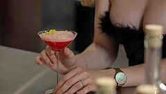 la inusual estrategia de una chica para obtener bebidas gratis