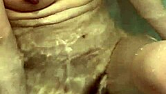 Жена си мие тялото бавно във ваната. Искам да пипна зърната й.