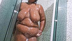 Flagra de vizinha tomando banho e tendo um grande squirt