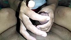 Teman wanitaku handjob kontolnya