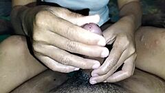 Teman wanitaku handjob kontolnya