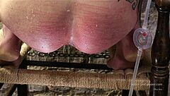 Получаешь клизму на коленях?