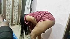 गांड दिखा के सफाई कर रही नौकरानी पिंकी को धकापेल चोदा