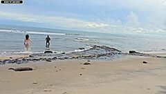 bricadeira acaba em muito sexo numa praia movimenta