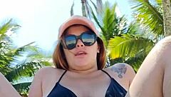 Colocou Um Biquíni Curto E Foi Na Praia Atrás De Macho