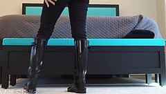 boot slut gets mega cum load 😈