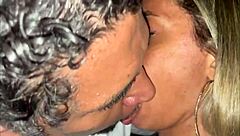 Esposa Com Corno Encontra Um F� E Faz Um Sexo Amador Muito Gostoso Com Muito Esfregar Mamada Na Frente De Todos Em P�blico.