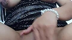 me masturbo en una habitaci�n hasta que me vengo a chorros mientras mi marido est� teniendo un reencuentro familiar en la sala