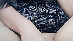 me masturbo en una habitaci�n hasta que me vengo a chorros mientras mi marido est� teniendo un reencuentro familiar en la sala