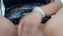 me masturbo en una habitaci�n hasta que me vengo a chorros mientras mi marido est� teniendo un reencuentro familiar en la sala