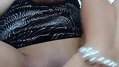 me masturbo en una habitaci�n hasta que me vengo a chorros mientras mi marido est� teniendo un reencuentro familiar en la sala