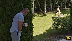 Викси Рафи грубо изчукана от заварения си татко