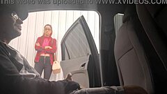 Punheta arriscada na rua para estudante que estava no ponto de ônibus