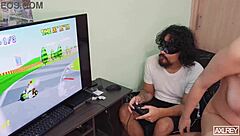 ardiente chica tetona me invita a follarla alado de su novio despreocupado