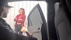 Punheta arriscada na rua para estudante que estava no ponto de ônibus