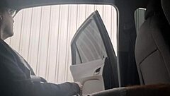 Punheta arriscada na rua para estudante que estava no ponto de ônibus