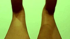 mia moglie fa ginnastica nuda e dilata la figa pelosa - parte 1