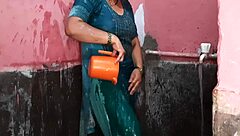 زوجة عارية تعرض كسها النظيف في الحمام