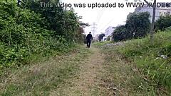 Safada exibe sem calcinha no parque público.