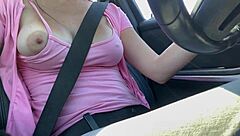 italijanska milf vozi avto sama in razgalja velike razganajoče se prsi in bradavice