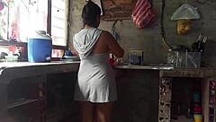 mientras preparo la cena la puta de sandra solo piensa en tener sexo conmigo lamiendo su gran culo