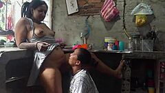 mientras preparo la cena la puta de sandra solo piensa en tener sexo conmigo lamiendo su gran culo