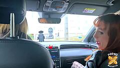 luna sublime rouquine ne jure que par du sexe hard avec deux mecs en lingerie