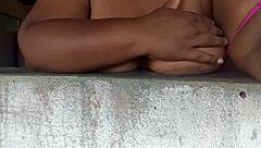 crente safada na janela mostrando os peitos pros machos na rua