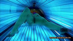 wow, this cute woman is masturbating secretly on the solarium cam