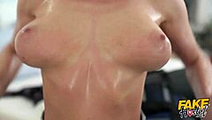 Юная бэкпэкерша выпивает зелье и растит огромные сиськи в фейк хостеле